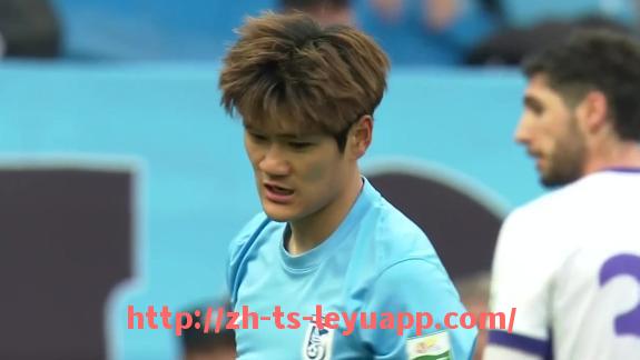 乐鱼体育入口-篮球比赛中如何利用空间拉开防守为队友创造更好得分机会